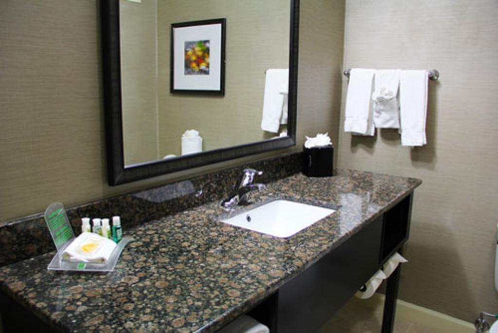 Holiday Inn Charlotte University By Ihg Εξωτερικό φωτογραφία